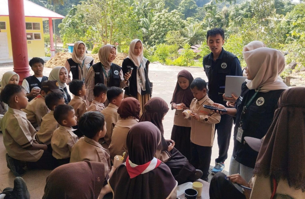 Mahasiswa UNEJ Ajarkan Cara Menyikat Gigi kepada Siswa SD di Timor-Leste